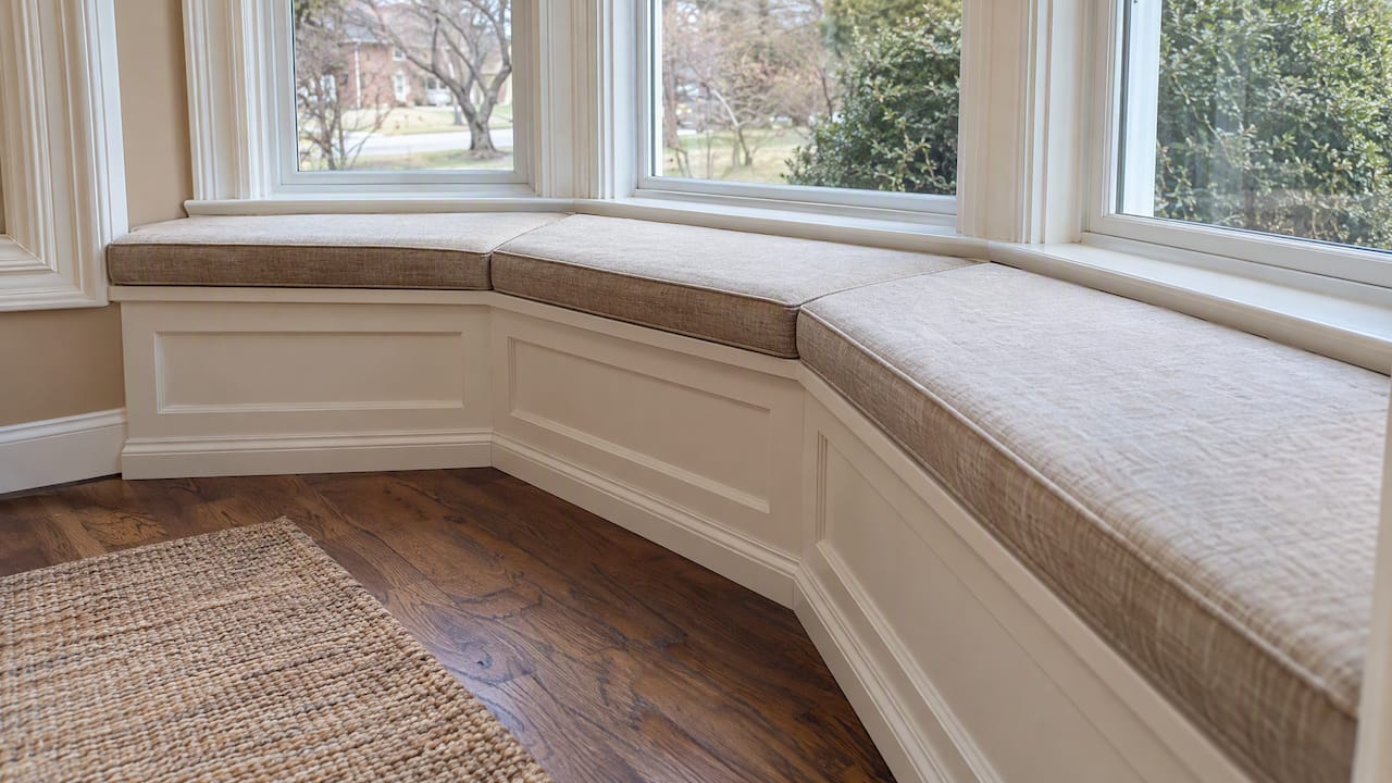 Built-in seat fitted to angled bay windows